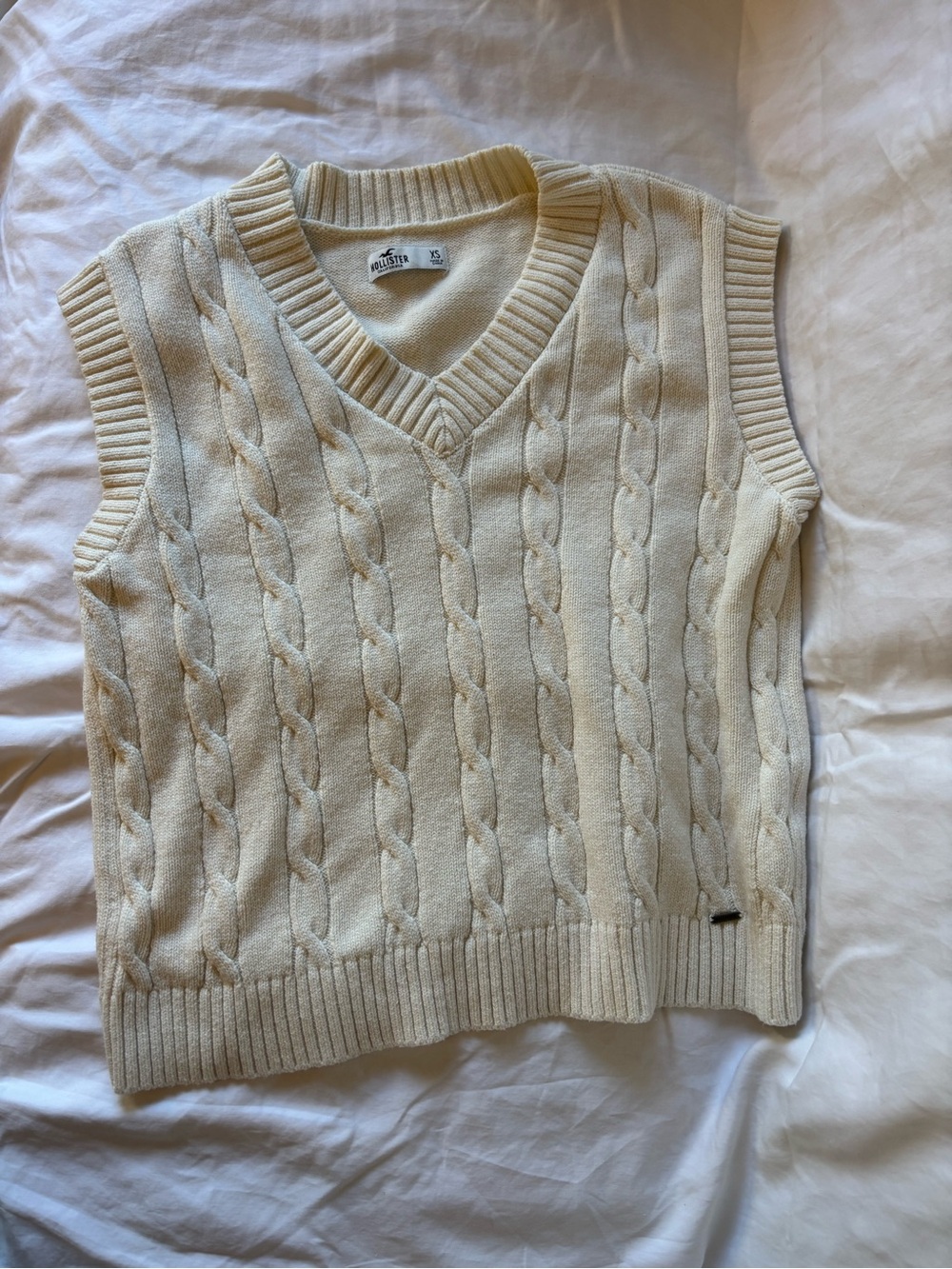 Hollister Women’s Oversized Cream Cable-Knit V-Neck Sweater Vest